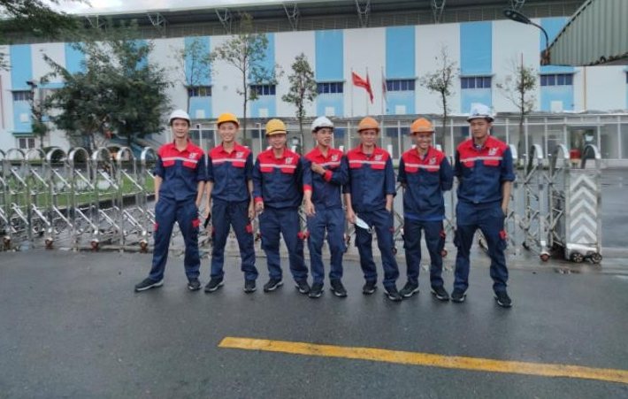 Đội thi công Đinh Tuấn trong đồng phục bảo hộ